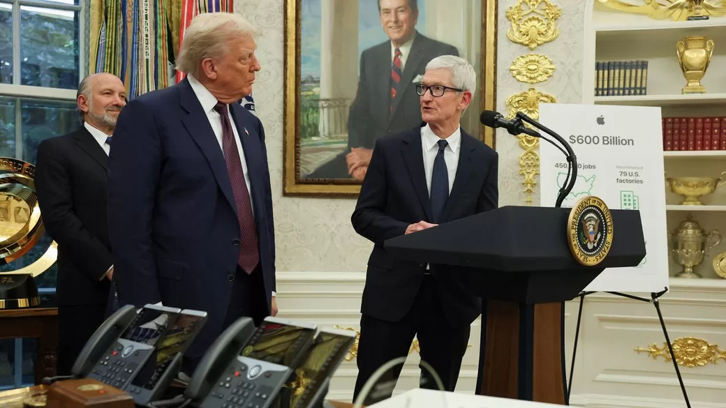 Генеральный директор Apple Тим Кук выступает с речью в Овальном кабинете Белого дома / Фото: REUTERS