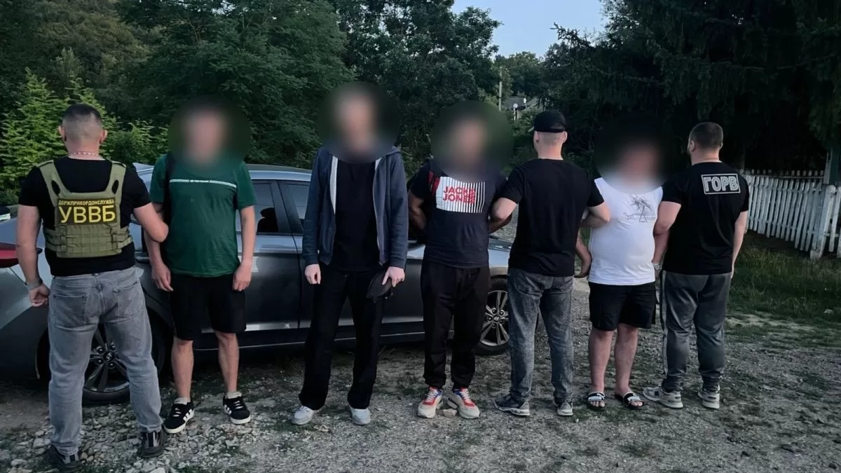 Во время реализации сделки водитель вместе с пассажирами были остановлены и задержаны в одном из сел Подольского района / Фото ГПСУ