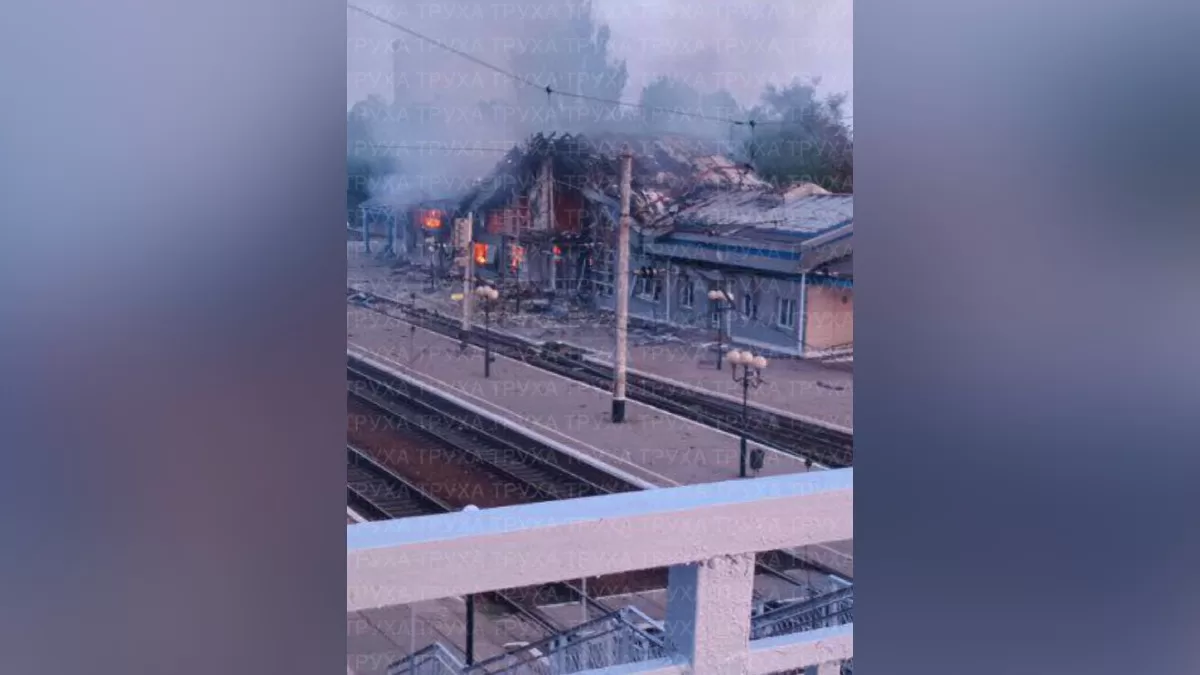 Зруйнований залізничний вокзал у Синельниковому / Фото із соцмереж