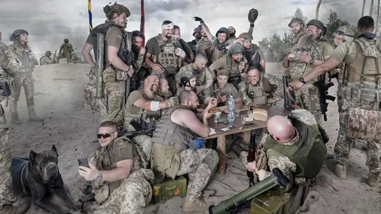 Французький фотограф Емерік Луіссет відтворив картину Рєпіна "Запорожці пишуть листа турецькому султанові"