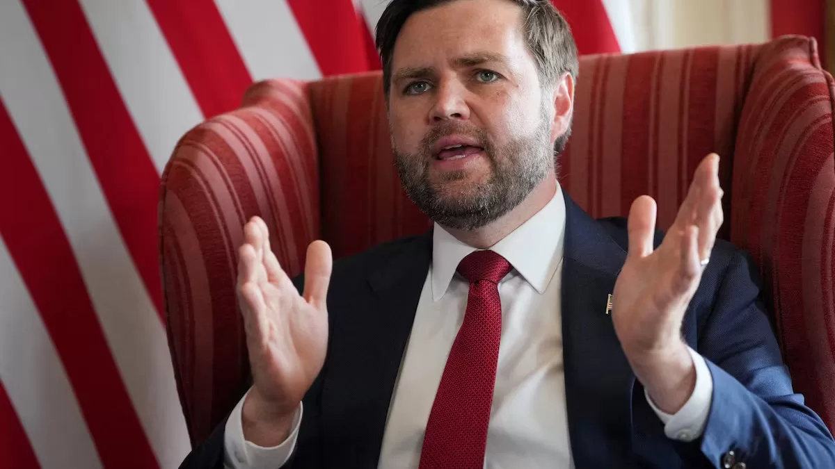 Джей Ді Венс під час зустрічі з міністром закордонних справ Великої Британії Девідом Ламмі, 8 серпня 2025 / Фото Reuters