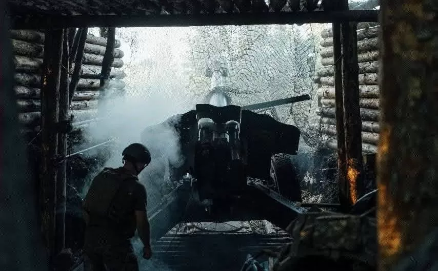 Український артилерист завдає ударів по окупантах із гаубиці / Фото: Генштаб ЗСУ