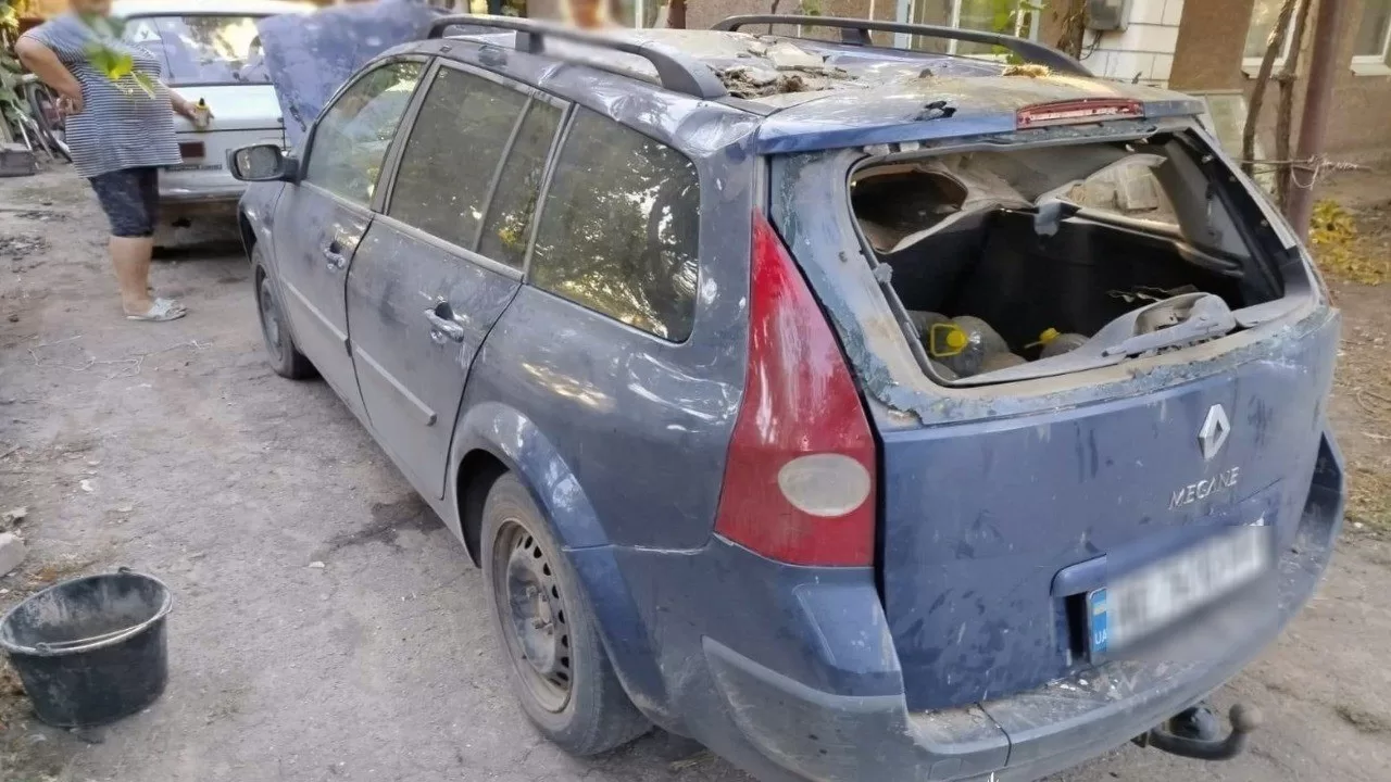 Пошкоджені після обстрілу автівки / Фото: ГУНП в Херсонській області