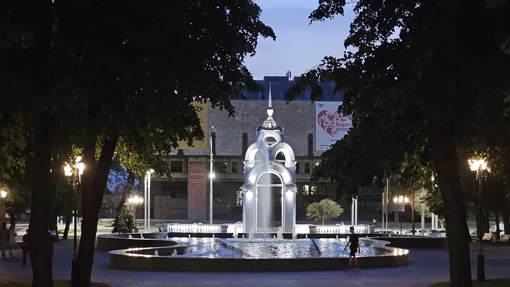 Зеркальная струя - беседка и фонтан в центре Харькова / Фото: Суспільне