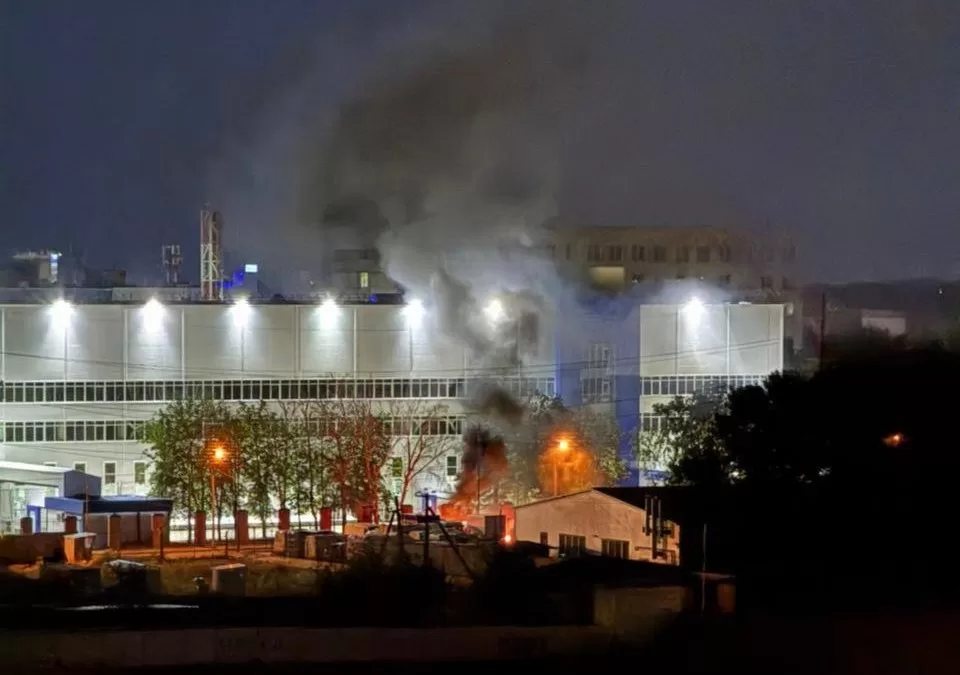 Дым над заводом "Монокристалл" / Фото: Соцсети