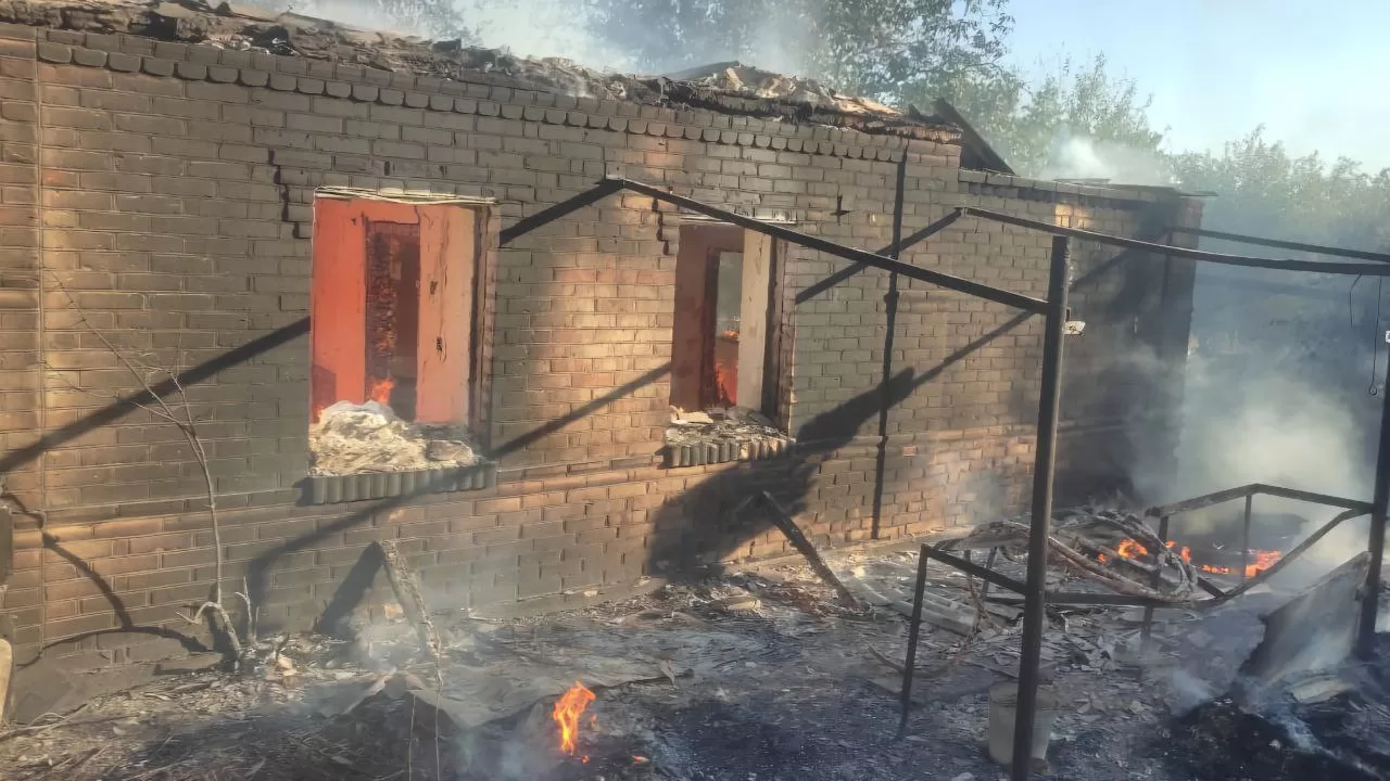 Спасатели на месте пожара на Днепропетровщине / Фото: Сергей Лысак