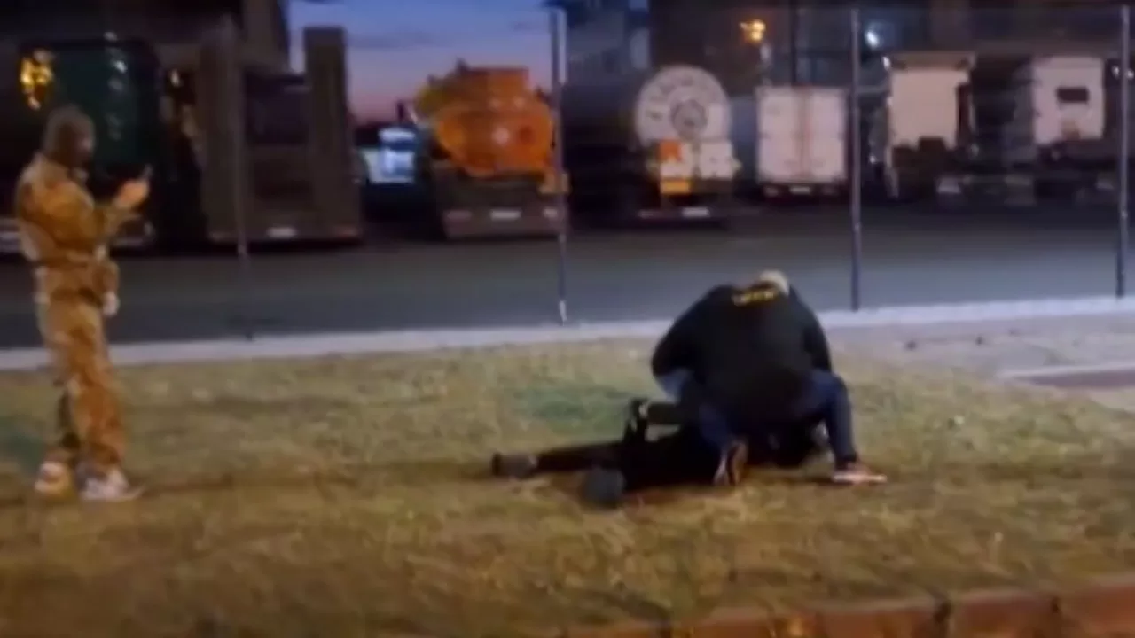 ФСБ затримує чоловіка / Скриншот