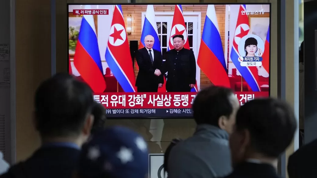 Зображення лідера Північної Кореї Кім Чен Ина (праворуч) та президента Росії Володимира Путіна на екрані телевізора / Фото: AP