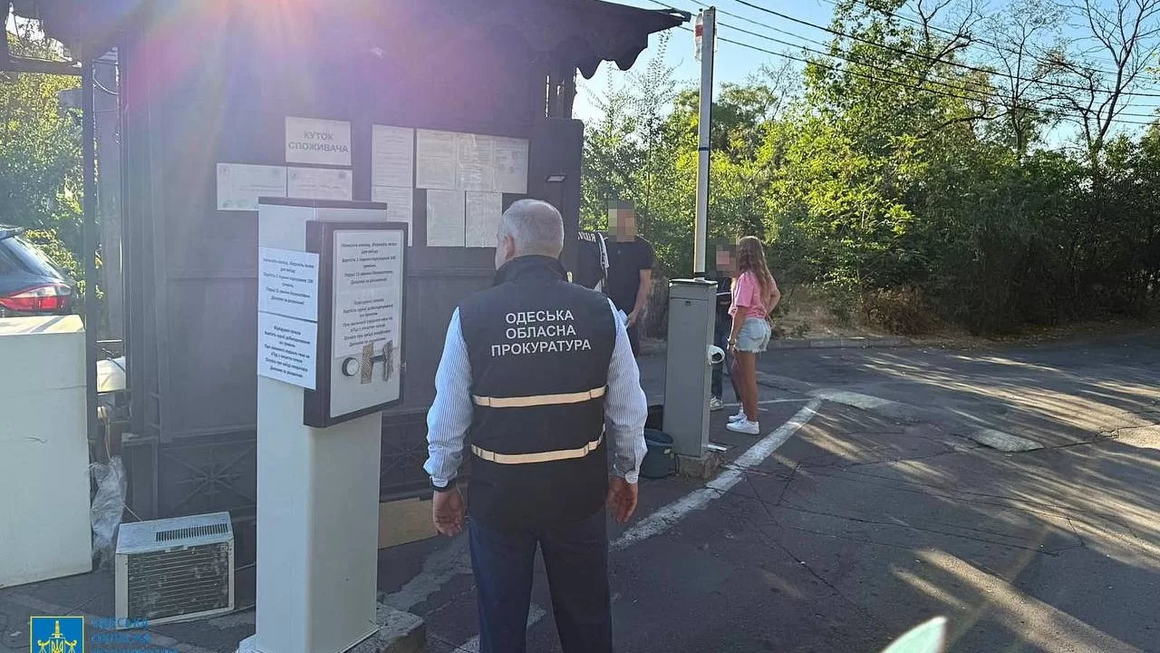 В Одесі прибирають незаконно встановлені шлагбауми / Фото: Одеська обласна прокуратура