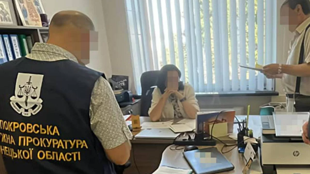 Объявление подозрения чиновнице / Фото: Донецкая областная прокуратура