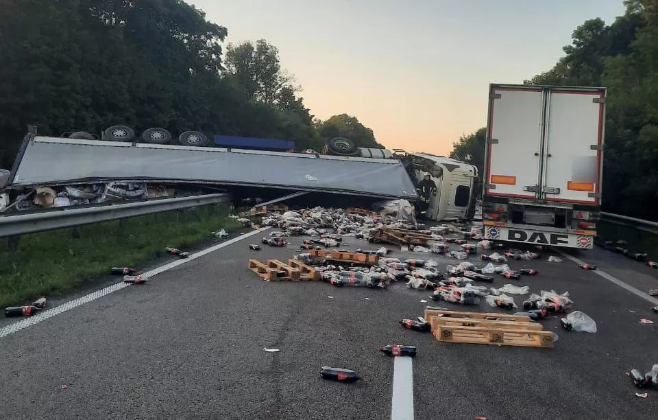 В Умани перевернулась фура с Coca-Cola / Фото: Патрульная полиция Черкасской области