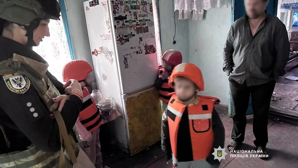 Полицейская собирает детей на эвакуацию / Фото: Нацполиция