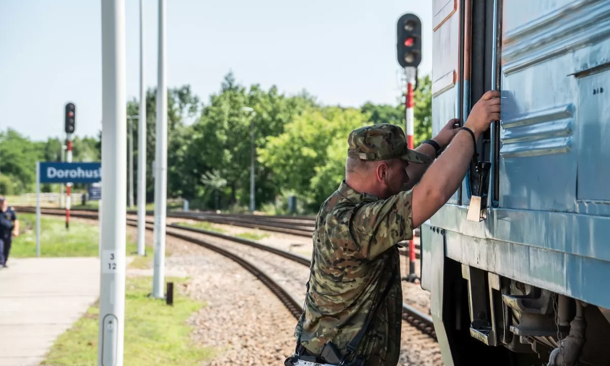 Пограничник осматривает поезд / Фото: Пограничная служба Польши