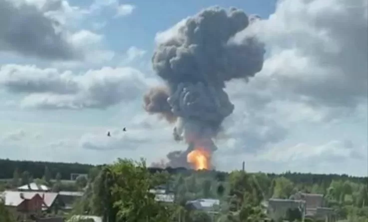 Дым после взрыва на пороховом заводе в Рязанской области / Скриншот