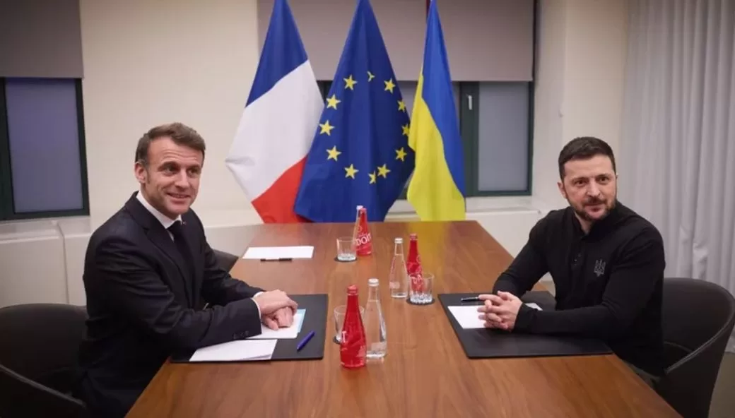 Емманюель Макрон під час зустрічі з Володимиром Зеленським у Брюсселі / Фото: Офіс президента