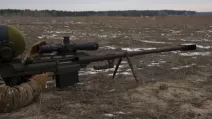 Shooting with a large-caliber Alligator rifle / Photo: ArmyInform