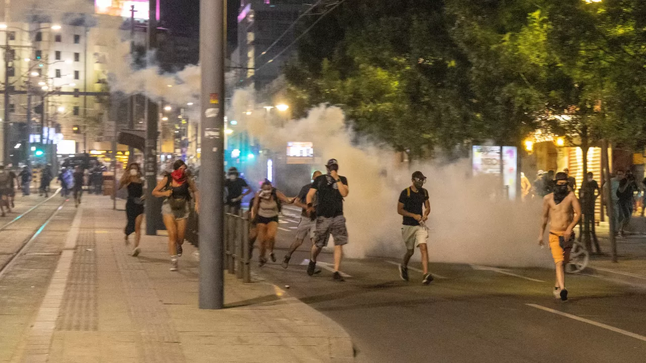Протестувальники проходять крізь сльозогінний газ під час сутичок з поліцією в Белграді, 15 серпня 2025 / Фото Reuters