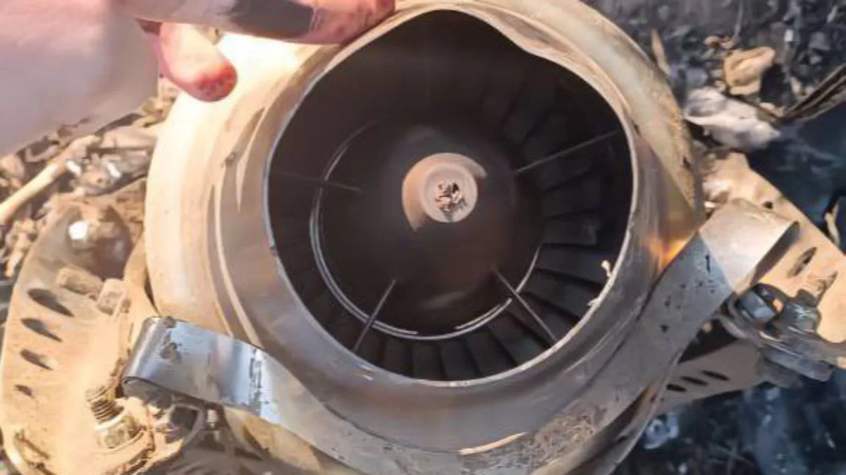 Fragments of a Chinese jet engine from a Geran-3 UAV / Photo from X @Iren89501619