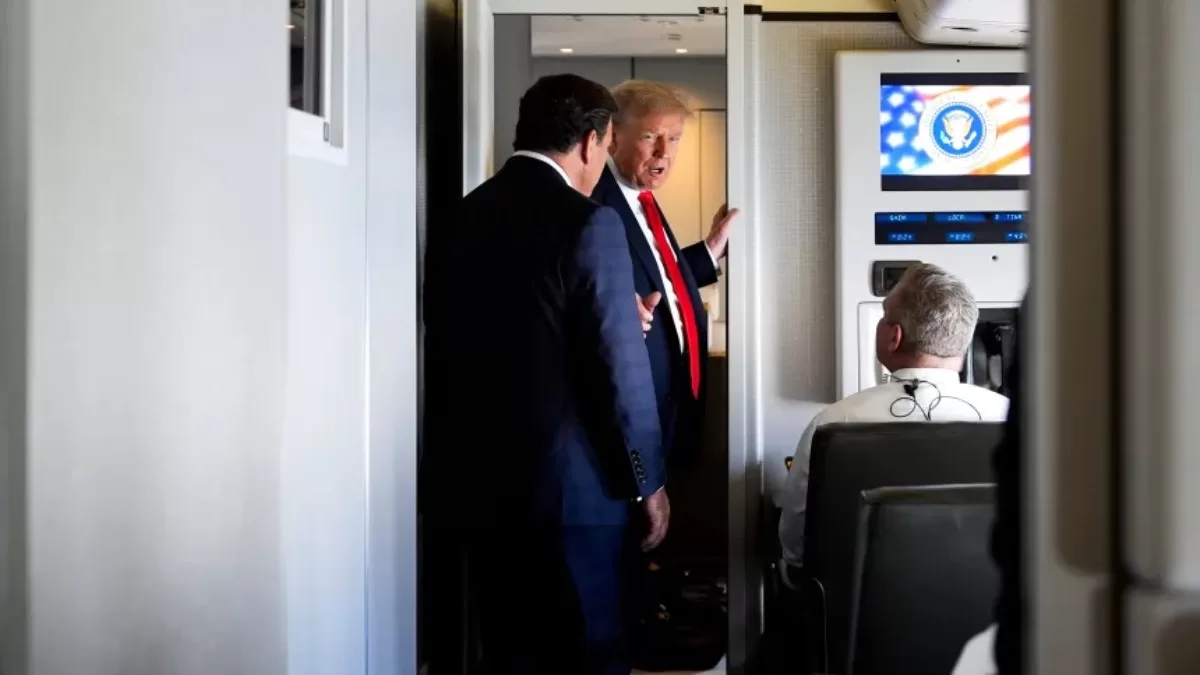 Дональд Трамп після спілкування з журналістами на борту літака ВПС США під час перельоту до авіабази Ельмендорф-Річардсон, Аляска, у п’ятницю, 15 серпня 2025 / Фото AP