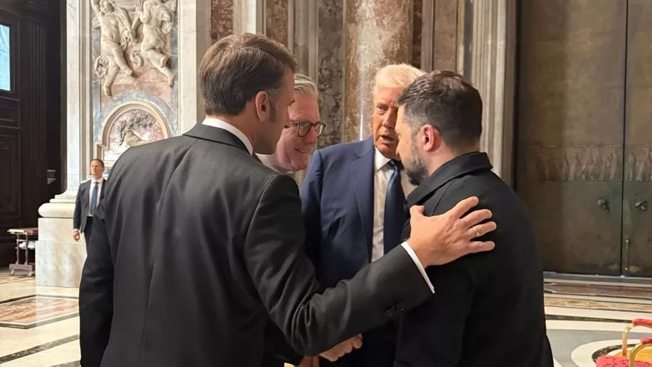 Президент Украины Владимир Зеленский, президент США Дональд Трамп, президент Франции Эммануэль Макрон и премьер-министр Великобритании Кир Стармер в базилике Святого Петра перед похоронами Папы Римского / Фото: Офис президента Украины