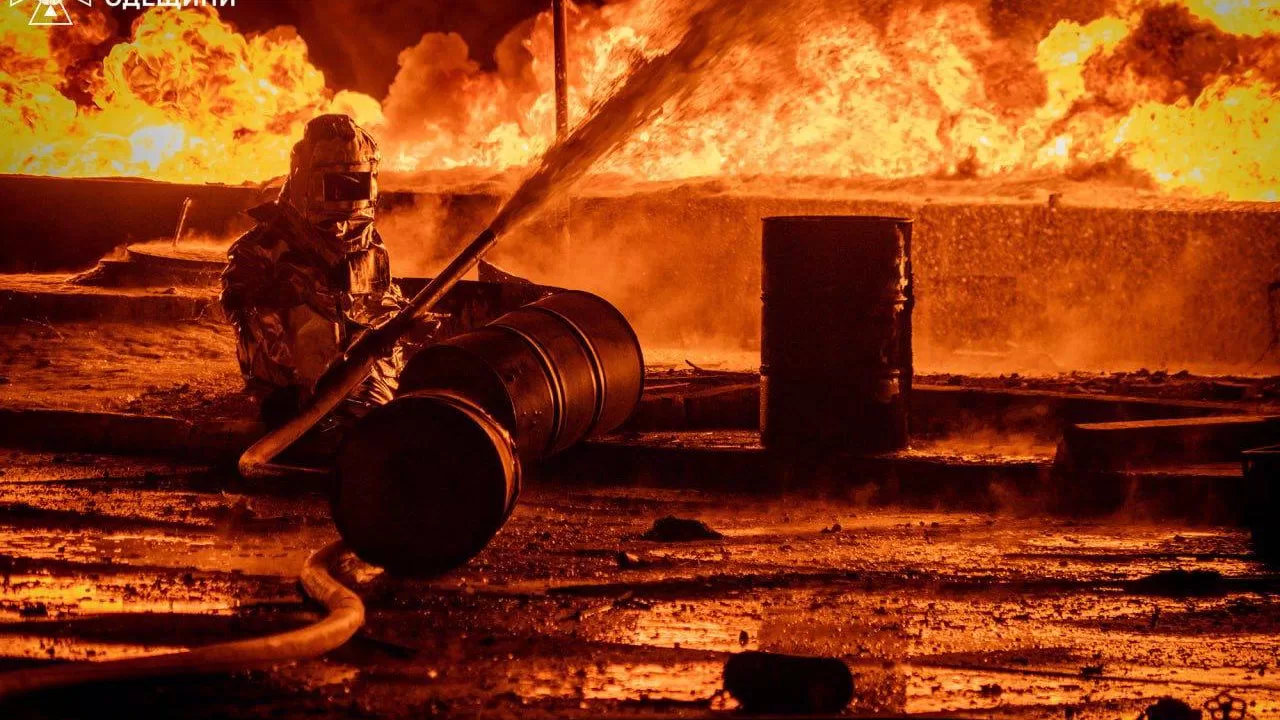 В пригороде Одессы возник масштабный пожар после удара российских беспилотников / Фото: ГСЧС