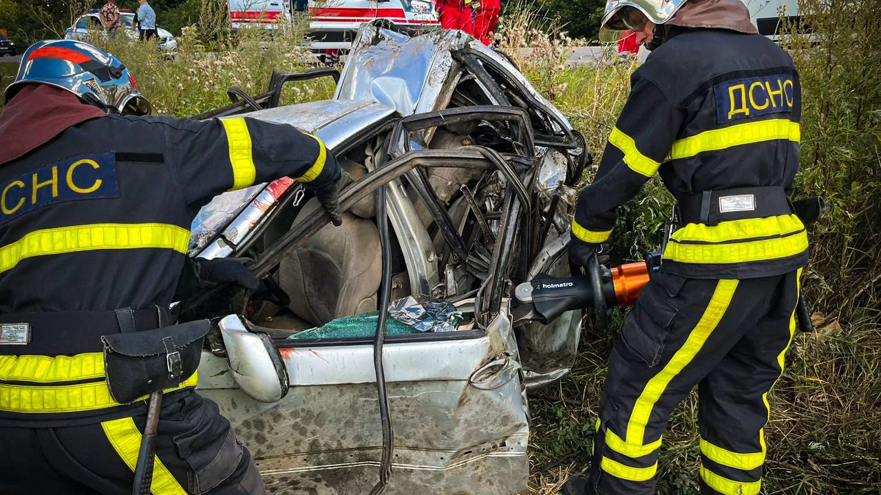 Рятувальники на місці ДТП на Київщині / Фото: ДСНС