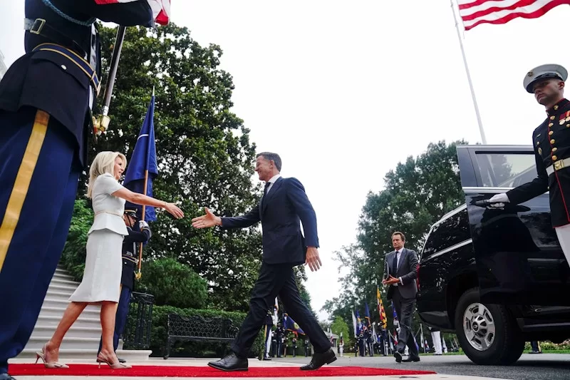 Моніка Кроулі вітає Марка Рютте / Фото: Reuters