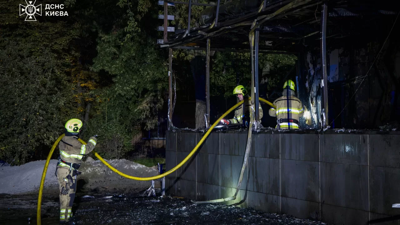 Рятувальники на місці пожежі / Фото: ДСНС