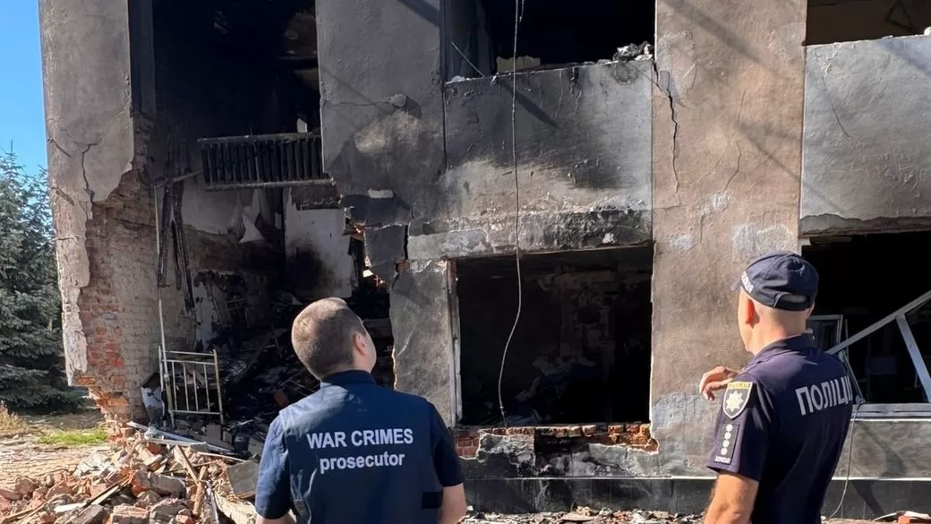 Слідчі фіксують наслідки обстрілів / Фото: Полтавська обласна прокуратура