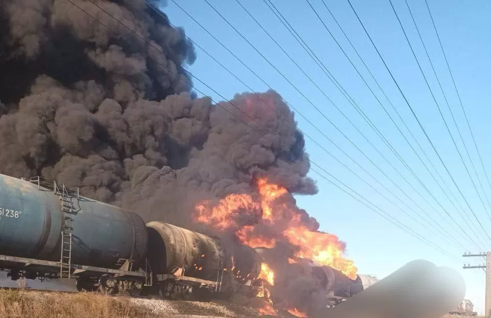 Палаючий російський потяг на Запоріжжі / Фото: t.me/ssternenko