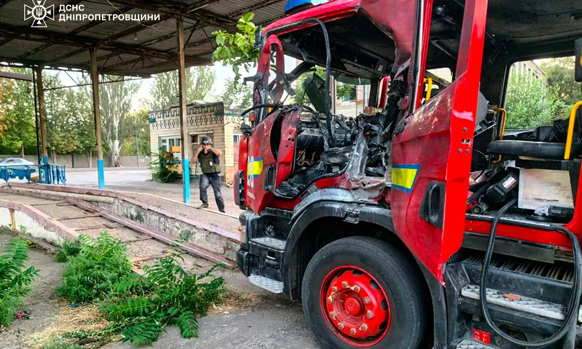 Пошкоджений транспорт рятувальників / Фото: ДСНС