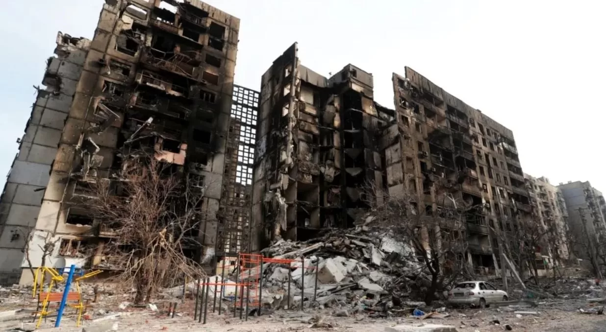 Уничтоженный жилой дом в Мариуполе / Фото: Reuters