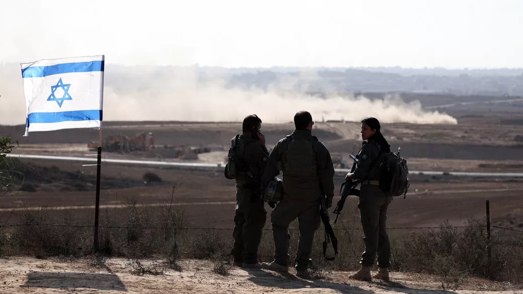 Ізраїльські солдати стоять на кордоні між Ізраїлем та Сектором Гази / Фото: REUTERS