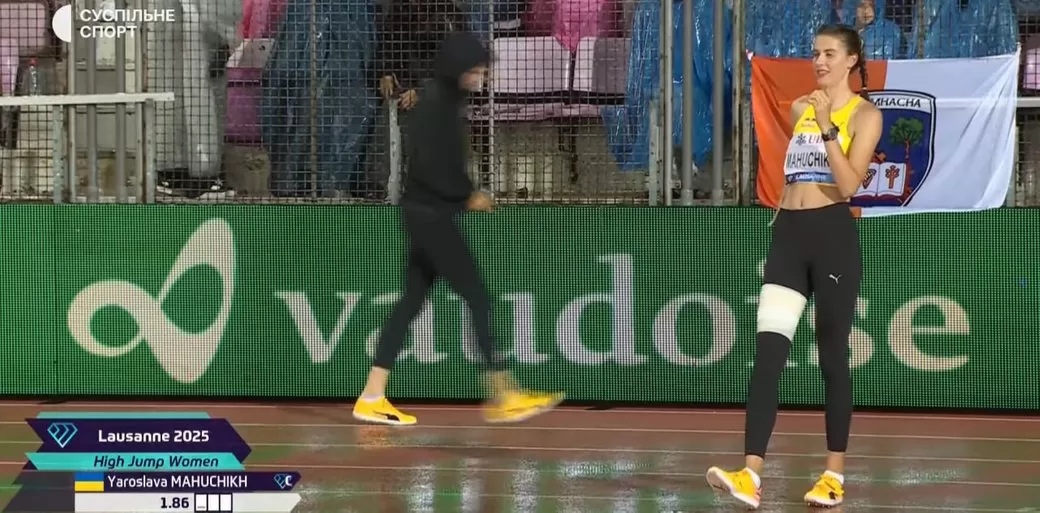 Ярослава Магучих на этапе Бриллиантовой лиги в Лозанне выступила с перетейпированной ногой / Кадр из видео