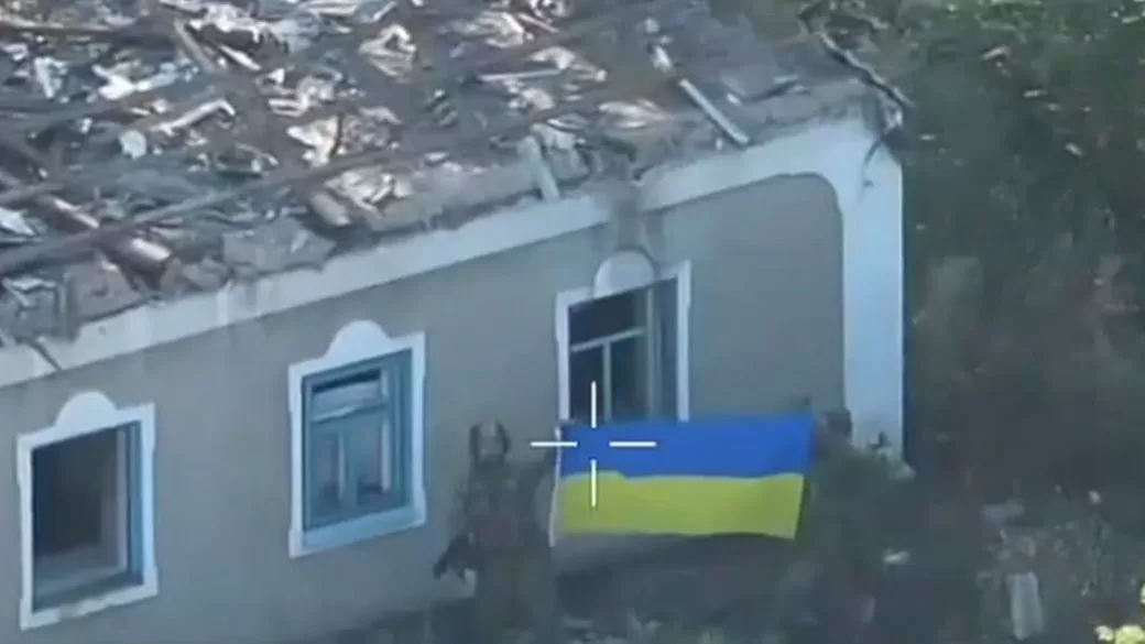 Бойцы 5 ОТМБр поднимают украинский флаг в населенном пункте Толстой в Донецкой области / Кадр из видео