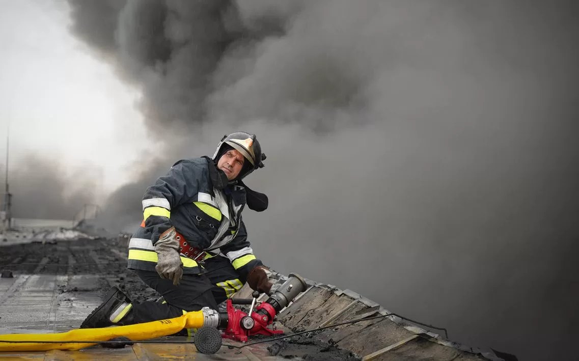 Пожежники працюють на місці ракетного удару по американському підприємтву у Мукачеві / Фото: ДСНС