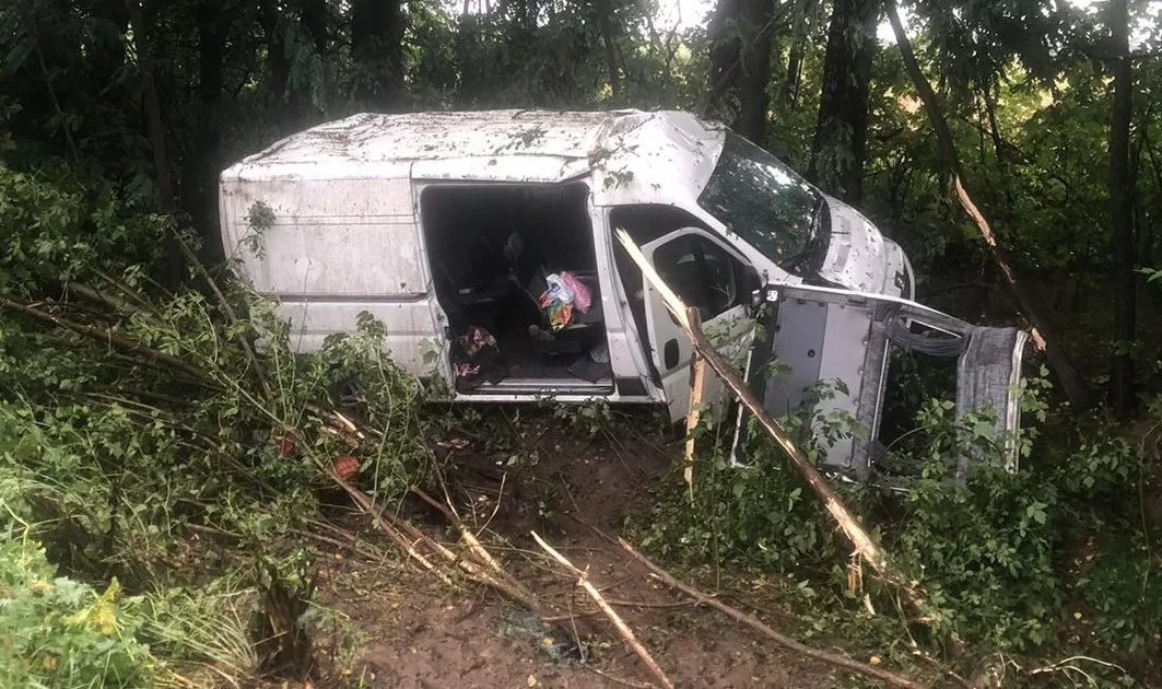 Поврежденный в результате ДТП микроавтобус / Фото: ГУНП в Житомирской области