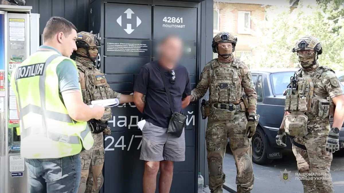 Злоумышленники знали, что сын потерпевшей служит в ВСУ, и предполагали, что деньги, заработанные на фронте, могут храниться дома у матери / Скриншот видео