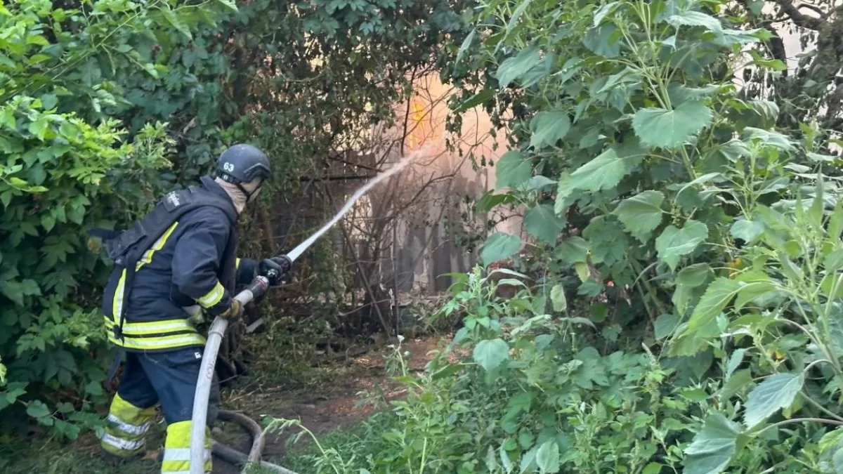 Рятувальники борються з вогнем після удару FPV-дрона по Слатіному. 8 серпня 2025 / Фото Дергачівська МВА