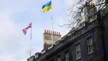 Флаг Великої Британії і флаг України над резиденцією британського уряду на Даунінг-стріт, 10, у Лондоні. 24 лютого 2024 / Фото з X @10DowningStreet