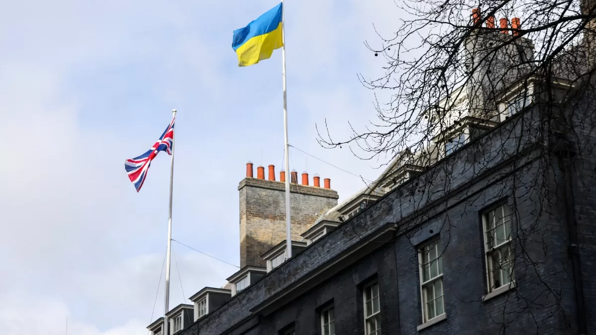 Флаг Великої Британії і флаг України над резиденцією британського уряду на Даунінг-стріт, 10, у Лондоні. 24 лютого 2024 / Фото з X @10DowningStreet