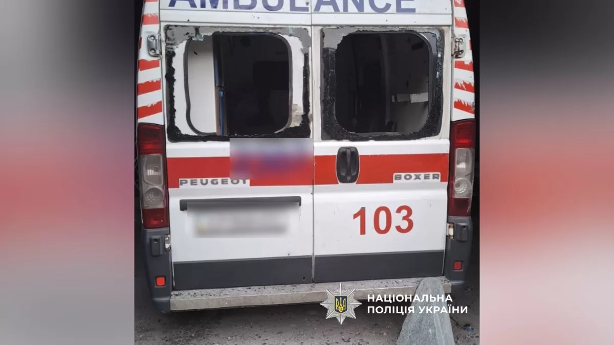 В Купянском районе в результате вражеских обстрелов повреждены автомобили медицинской помощи / Фото Нацполиция