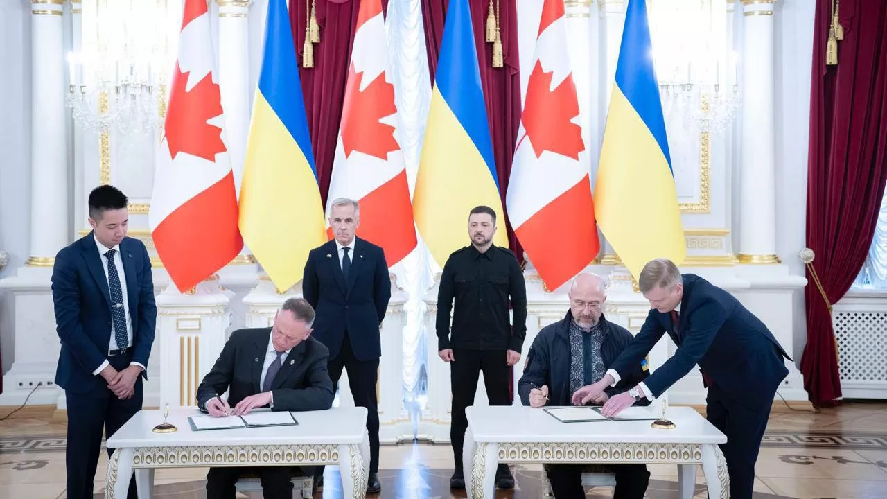 Девідом Макгінті і Денис Шмигаль підписують угоду про спільне виробництво оборонної продукції / Фото Міноборони