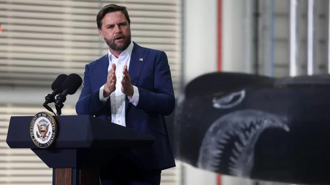 Вице-президент США Джей Ди Венс во время выступления перед военнослужащими 501-го боевого крыла ВВС США, 13 августа 2025 года / Фото Reuters