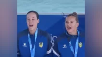 Людмила Лузан и Ирина Федорив выкрикивают «Слава Украине!» во время награждения на Чемпионате мира по гребле в Милане, Италия. 24 августа 2025 / Скриншот видео