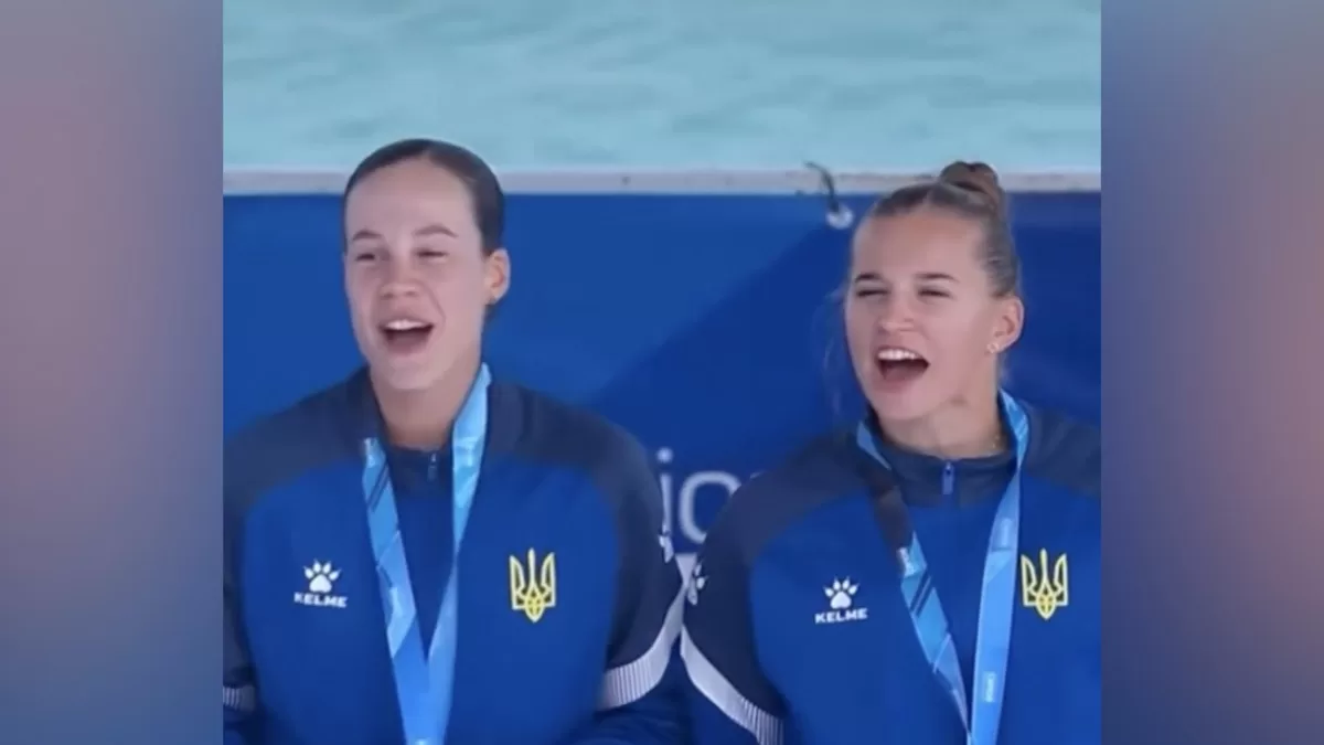 Людмила Лузан и Ирина Федорив выкрикивают «Слава Украине!» во время награждения на Чемпионате мира по гребле в Милане, Италия. 24 августа 2025 / Скриншот видео