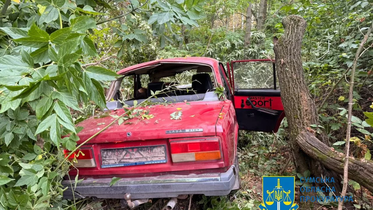 Поврежденный обстрелом автомобиль / Фото: Сумская областная прокуратура