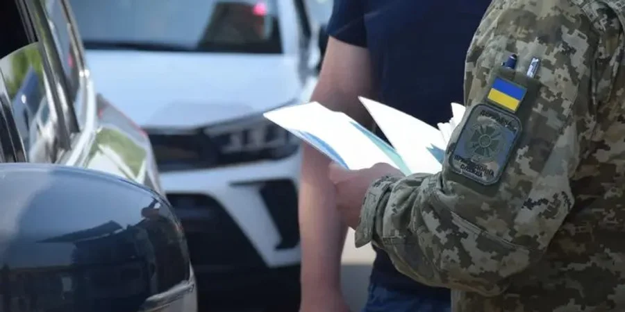 Перевірка документів на кордоні / Фото ілюстративне: ДПСУ