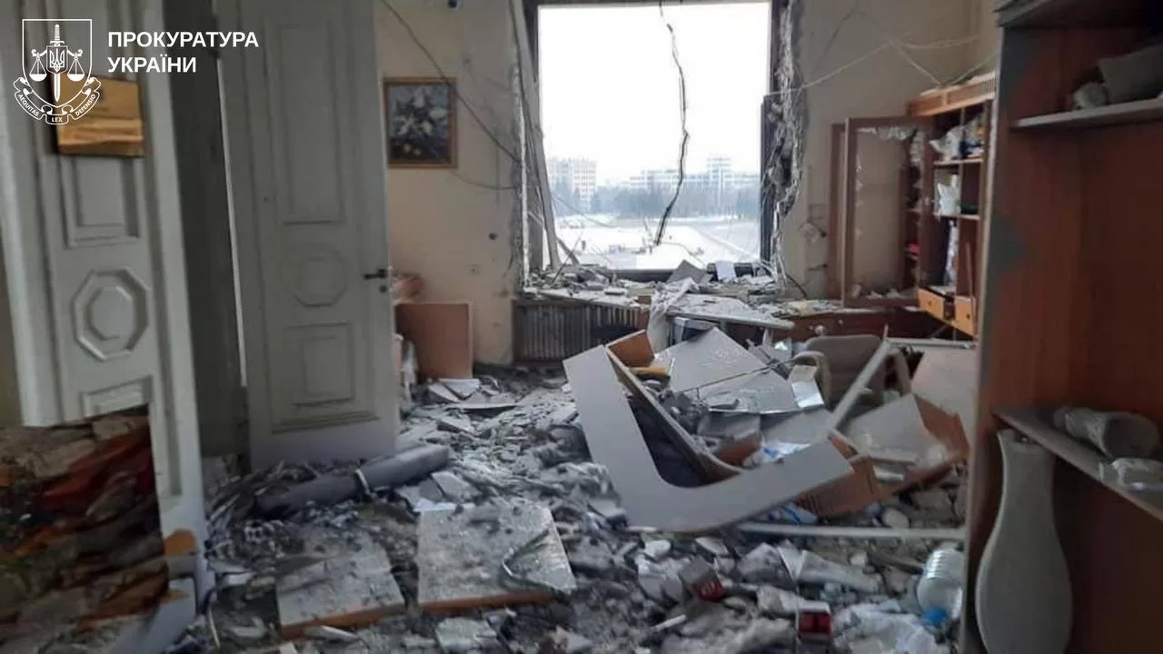 Здание Харьковской ОВА после ракетного удара