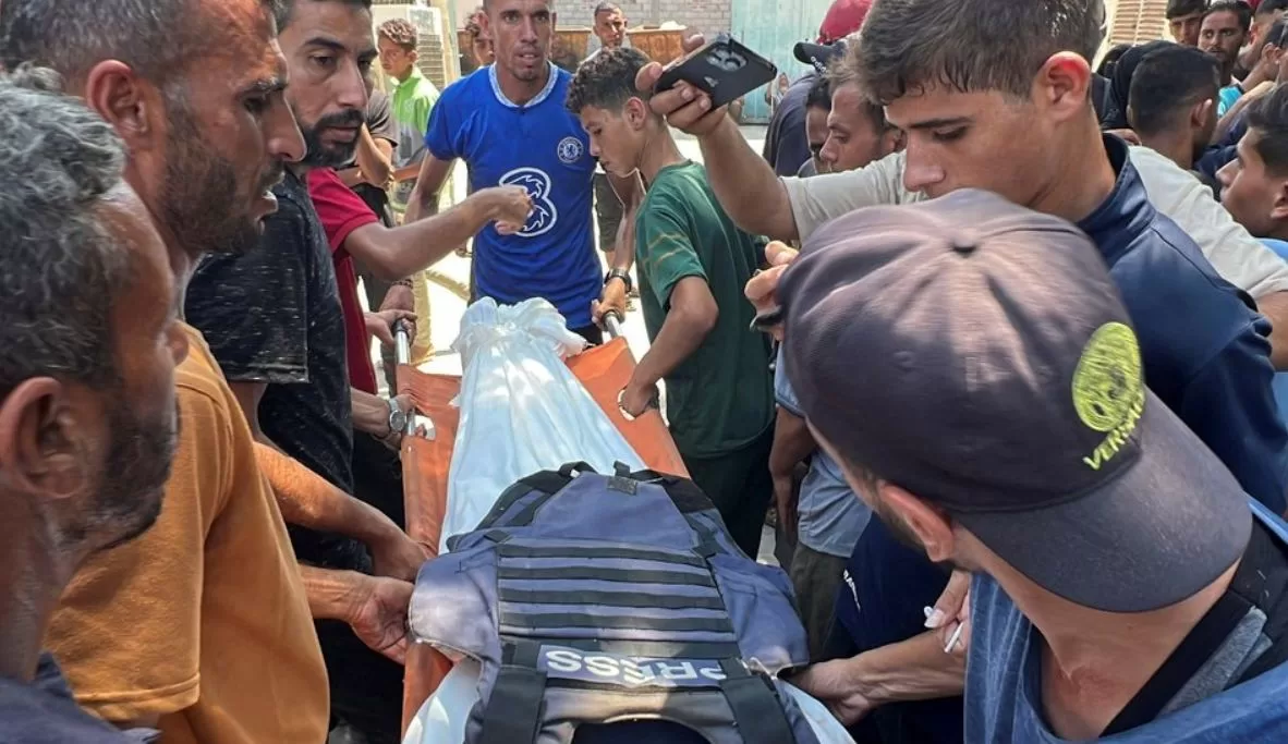 Чоловіки несуть тіло палестинського оператора Reuters Хуссама аль-Масрі / Фото: REUTERS